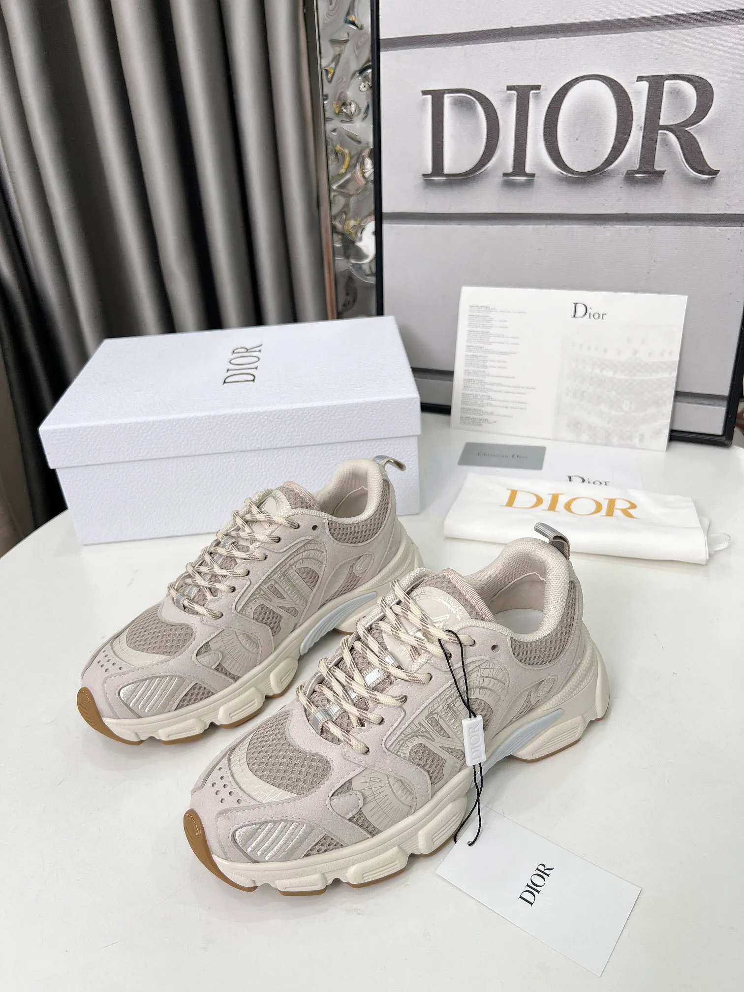 P560🐮🐮The official website of Dijia's new colors has been updated simultaneously [Celebration] This Dior Vibe sneaker incorporates Dior's high-end spirit and reinterprets classic running shoes. White mesh fabric features an Oblique print and is paired with laminated leather-effect panels in gold and silver tones for a contrasting look. It is further embellished with classic details such as 3D effect details, the lucky star symbol on the rear, and the logo on the tongue and rear pull tab. The lightweight sole is embellished with gray stars, complementing a variety of casual or elegant pieces for a modern look. Size: Women’s size 35-41 (35/42 can be customized) Men’s size 40-46 (39/46 can be customized)